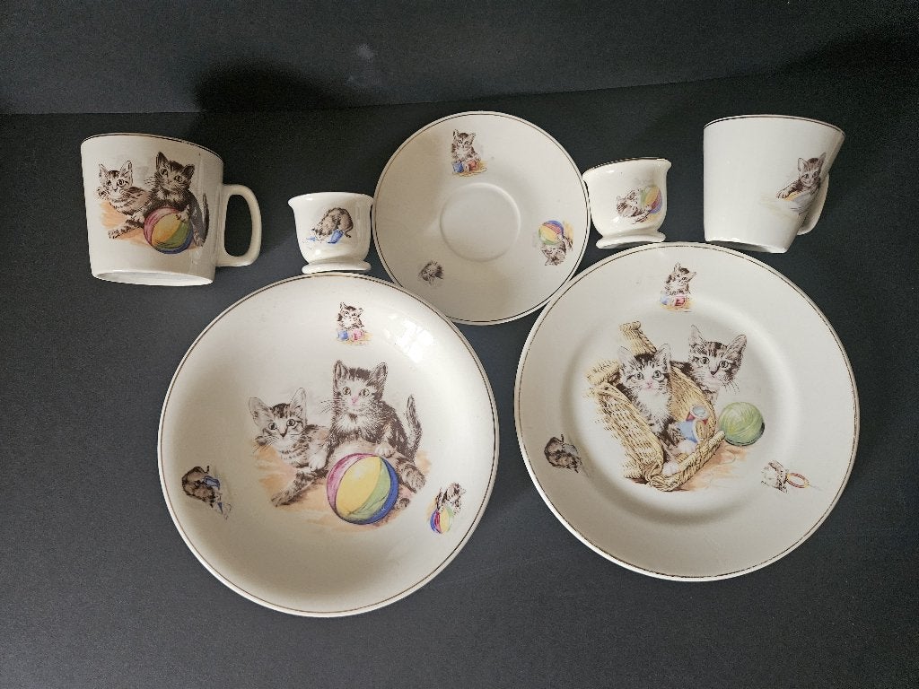 Maastrichts kinderserviesje met katjes P. Regout, Antiek en Kunst, Antiek | Servies los, Ophalen