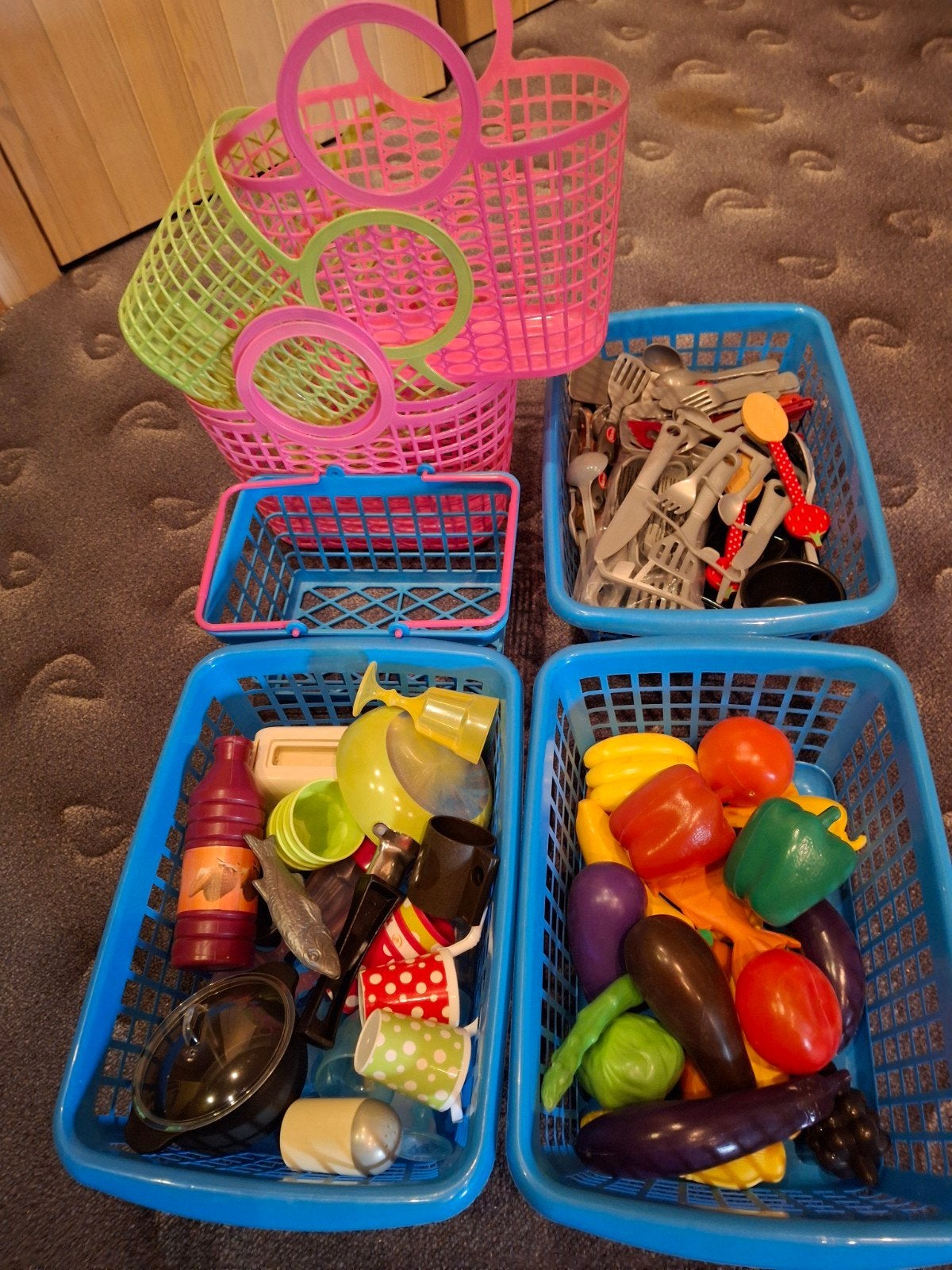 Allerlei voor de speelgoed keuken 10€
Zonder de blauwe mandj, Kinderen en Baby's, Ophalen
