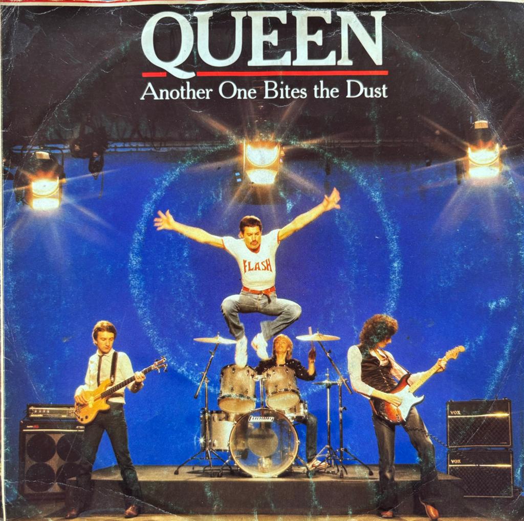 Queen - another one bites the dust - dragon attack (7”vinyl), Ophalen of Verzenden, Gebruikt
