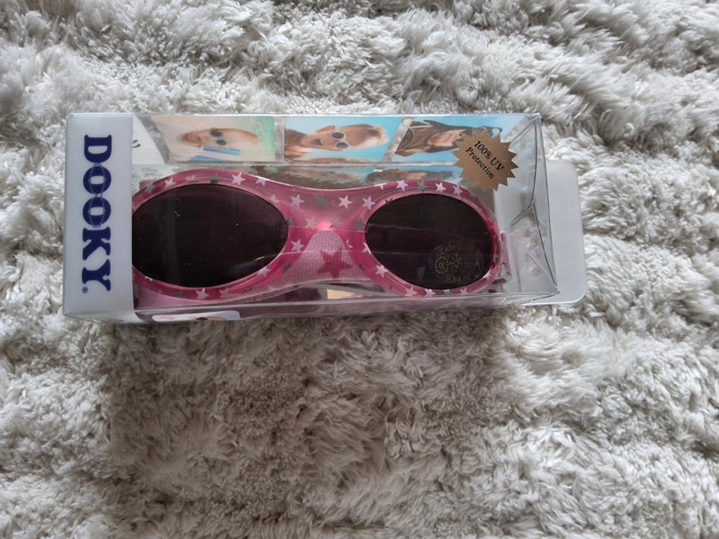 Nieuwe zonnebril dooky roze met band voor rond het hoofdje, Kinderen en Baby's, Babymode-accessoires, Ophalen, Nieuw, Dooky