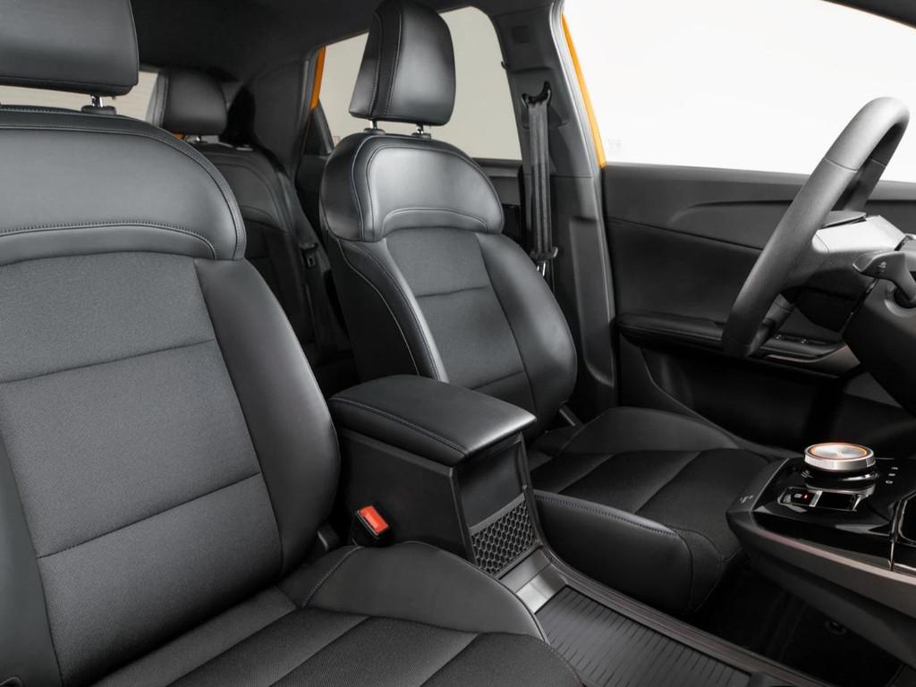 MG MG4 64 kWh Luxury, Auto's, Automaat, Zwart, 1675 kg, Wit