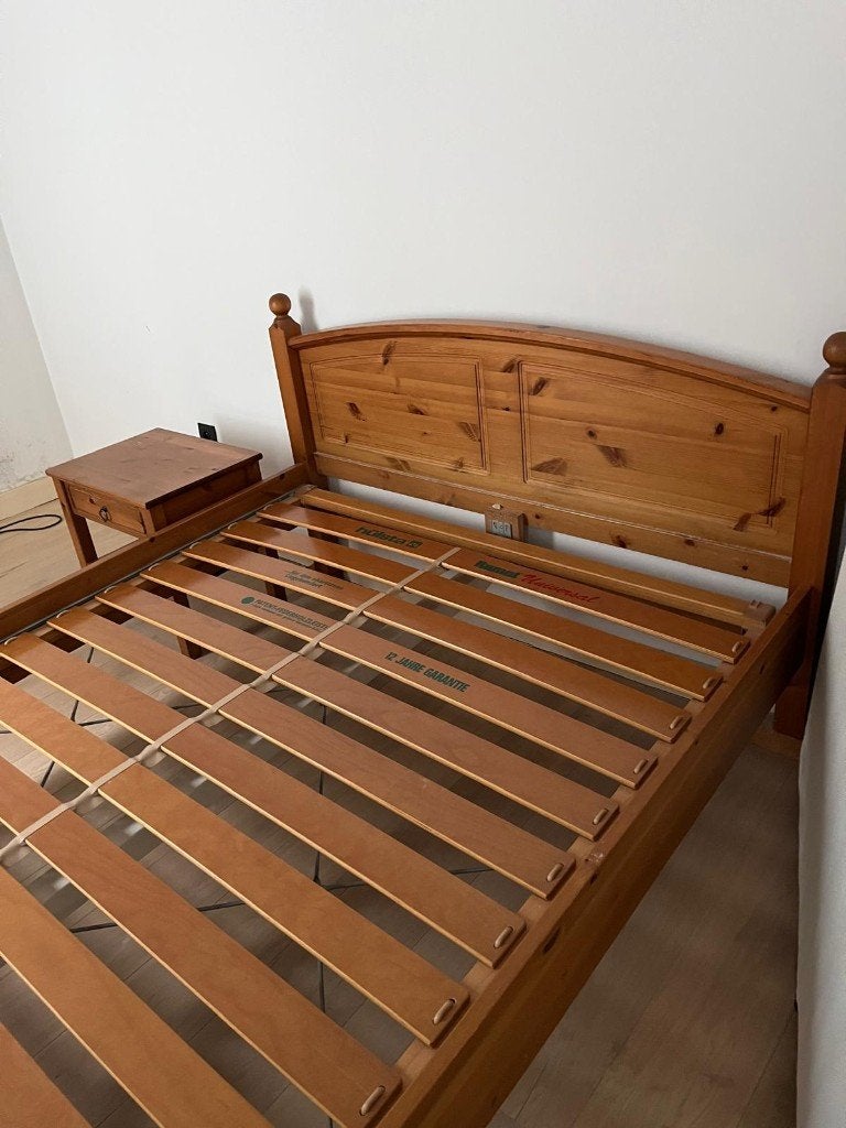 Massief grenen bed incl lattenbodem en nachtkastje, Ophalen, 140 cm, Zo goed als nieuw, Twijfelaar