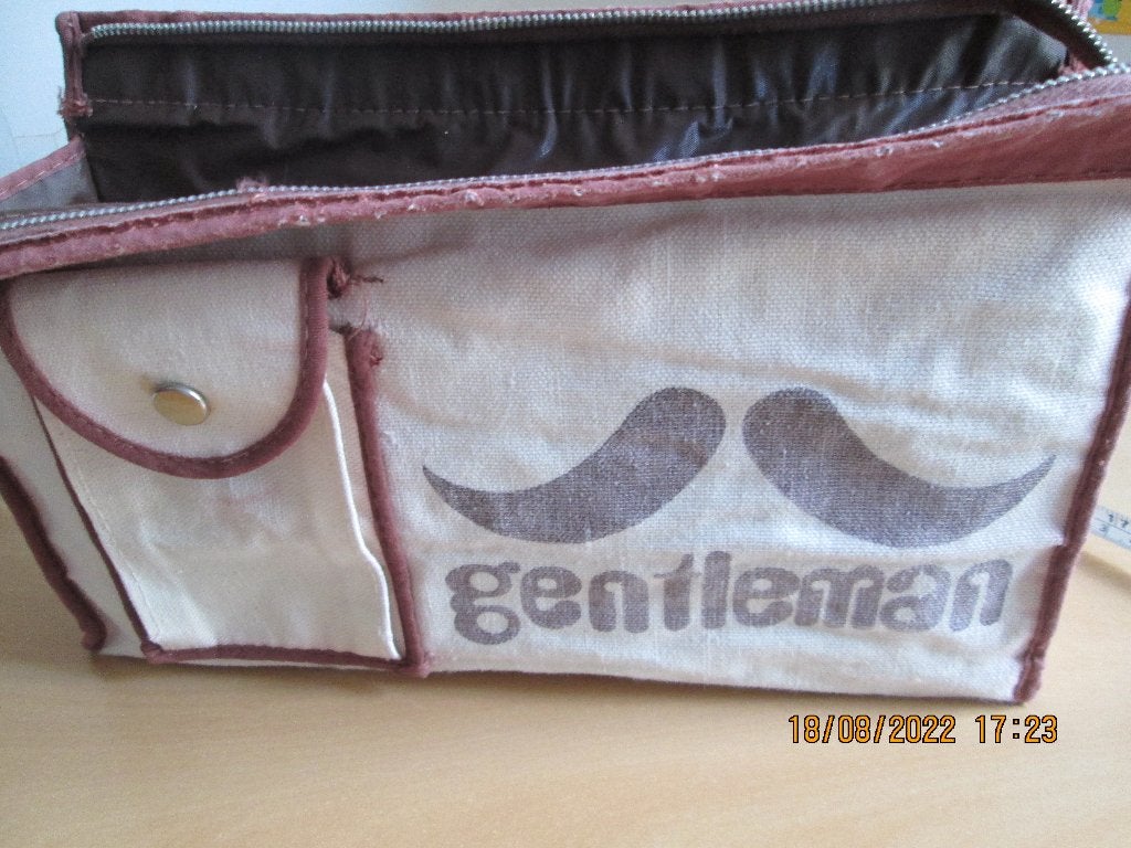 Trousse de toilette pour hommes « GENTLEMAN » et moustaches, Bijoux, Sacs & Beauté, Trousses de toilette, Enlèvement, Utilisé