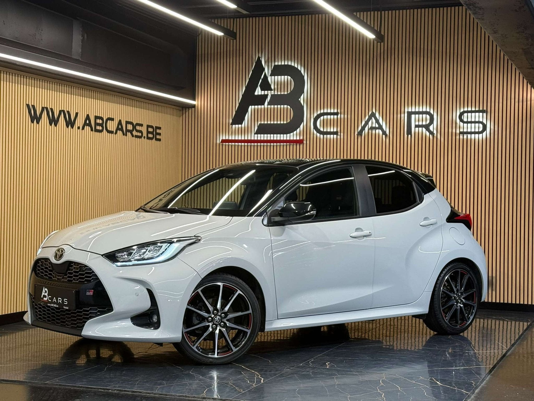 Toyota Yaris Hybrid 1.5i VVT-i * SPORT * FINITION GR * BOÎT, Autos, Achat, Euro 6, Entreprise, Noir