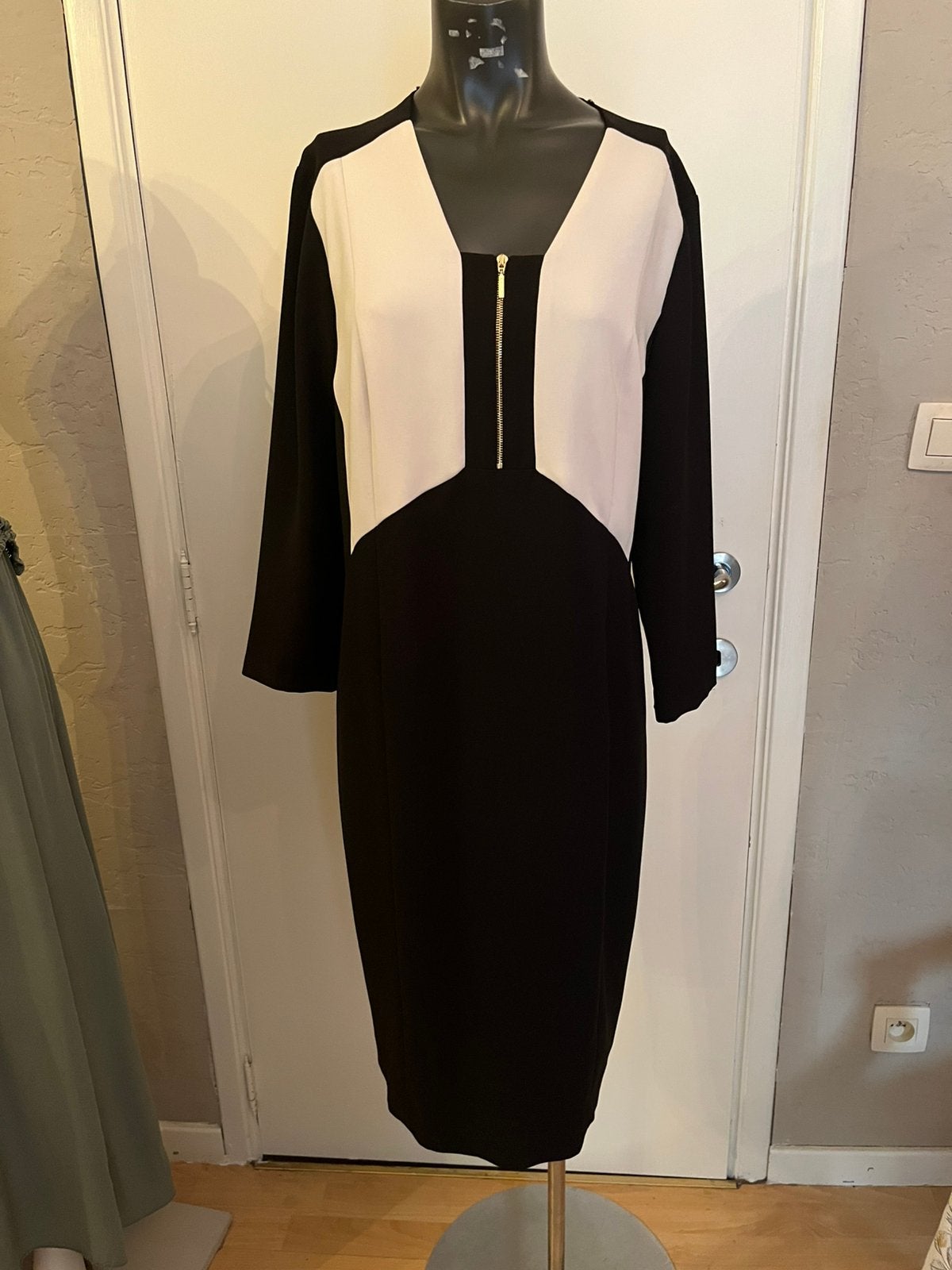 Robe Mayerline rembourrée élégante de haute qualité, Vêtements | Femmes, Enlèvement ou Envoi, Comme neuf, Taille 42/44 (L), Blanc