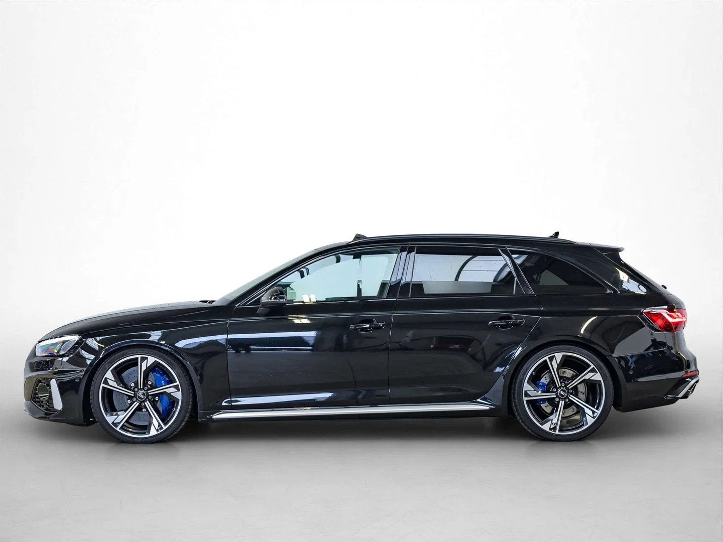 Audi RS4 QUATTRO|CERAMIC|CARBON|360|B&O|PANO|ALCANTARA|, Auto's, Audi, Automaat, Gebruikt, Alcantara, Zwart