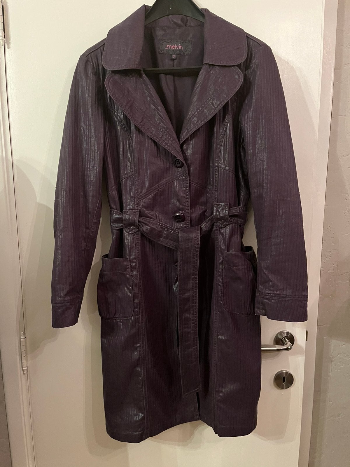 Paarse aubergine kleurige trenchcoat Melvin, Kleding | Dames, Ophalen of Verzenden, Maat 42/44 (L)