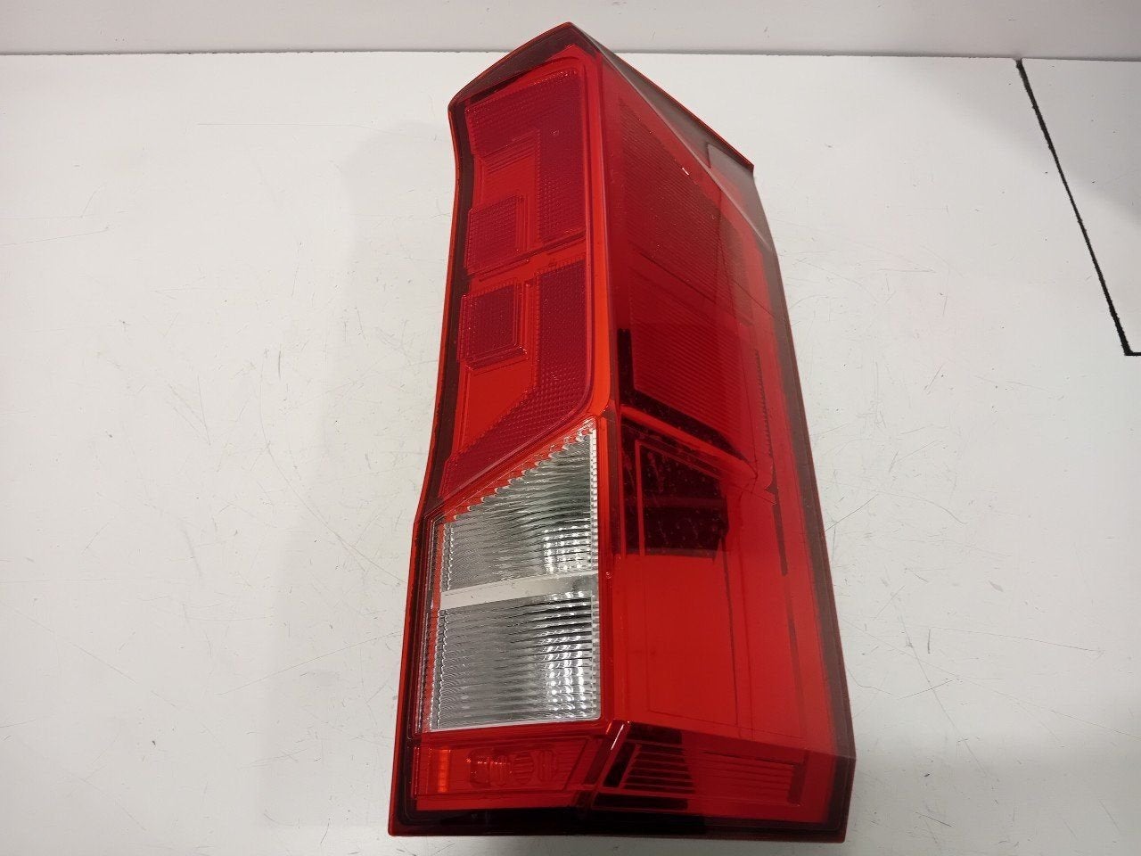 Achterlicht carrosserie rechts Volkswagen Crafter, Onderdelen@venauto.nl, Van der Ven Autorecycling B.V., Ettenseweg 76, 4706 PB Roosendaal, The Netherlands
