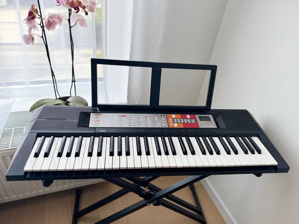 Piano Yamaha Psr F50 met steun, Muziek en Instrumenten, Keyboards, Ophalen, Gebruikt, 61 toetsen, Yamaha