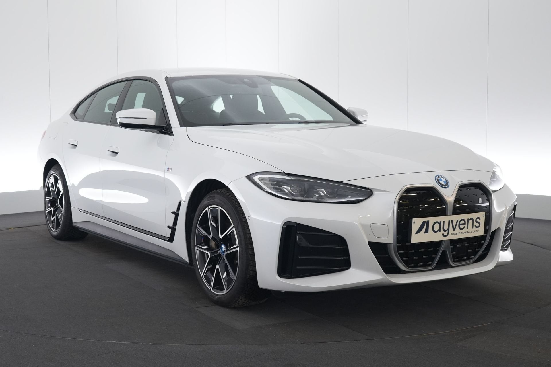 (2FFW570) BMW I4, Auto's, Achterwielaandrijving, Gebruikt, Alcantara, Wit