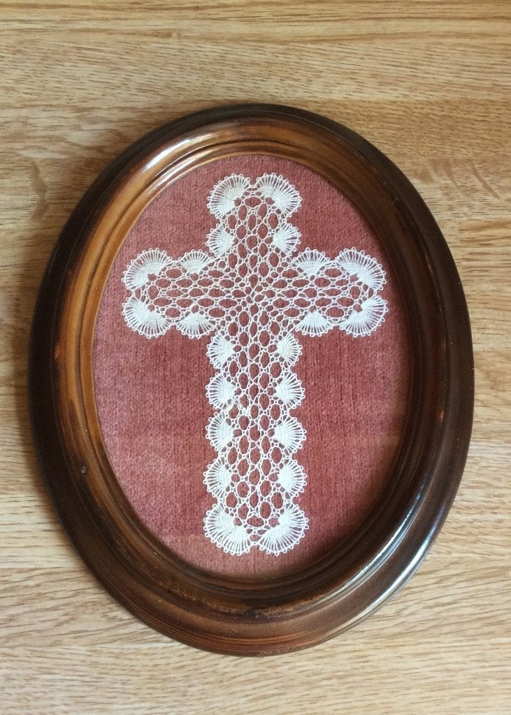 Faux ovale antique avec croix en dentelle 21 x 16, Hobby & Loisirs créatifs, Dentelle, Enlèvement ou Envoi, Comme neuf, Autres types