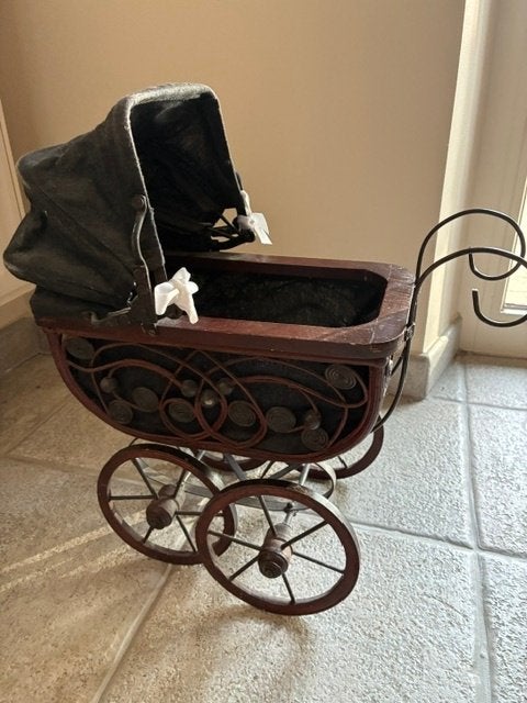 Antieke poppenwagen, Ophalen