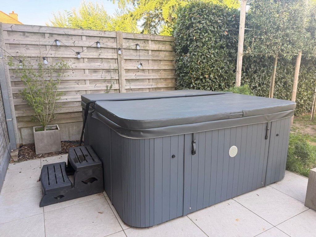 Jacuzzi Saturna, Tuin en Terras, Ophalen, Zo goed als nieuw, Trap, Vast