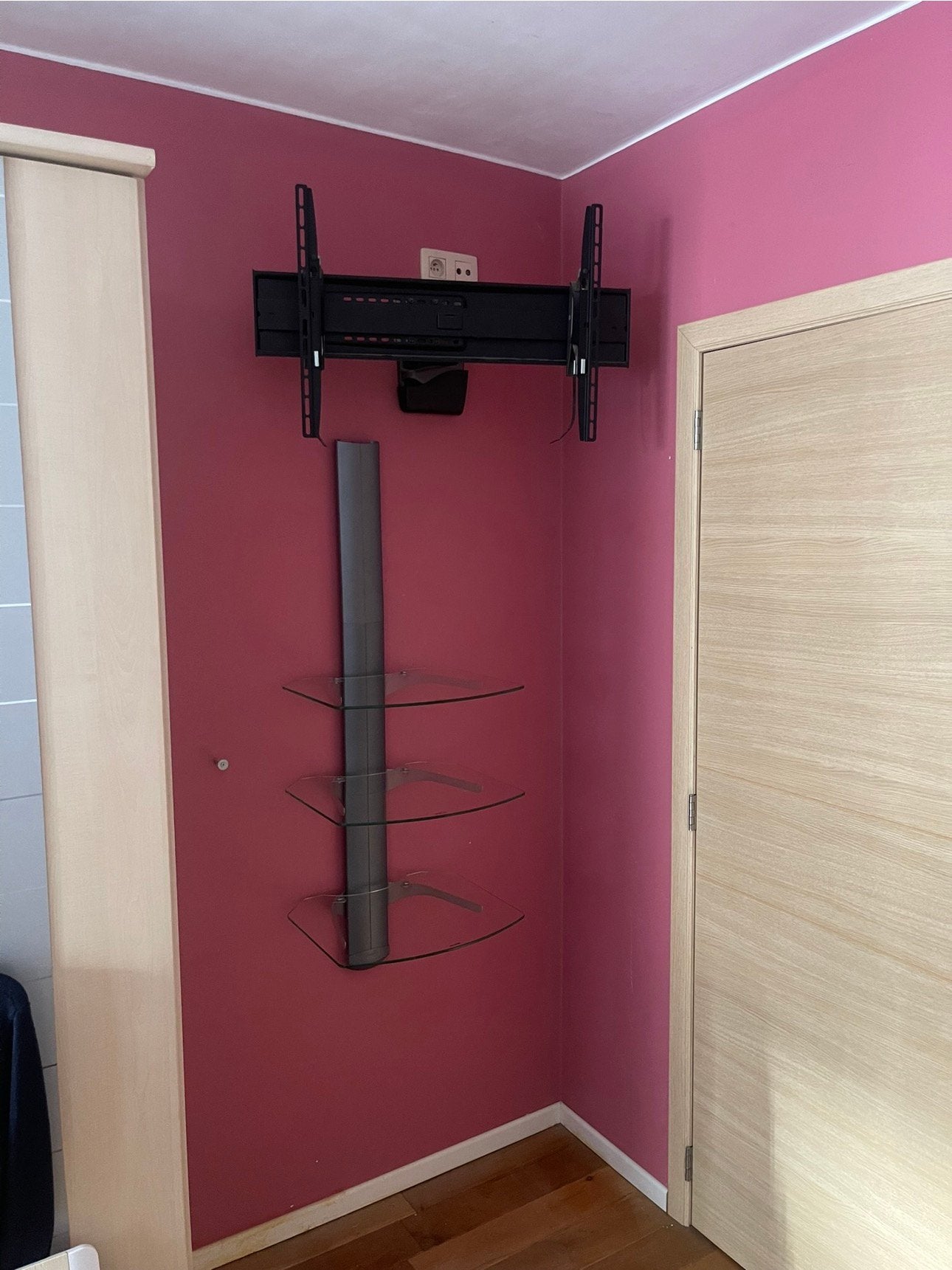 J'USQUA 55 inch tv-muurbeugel en glazen plank 100€, Audio, Tv en Foto, Televisiebeugels, Ophalen, Gebruikt