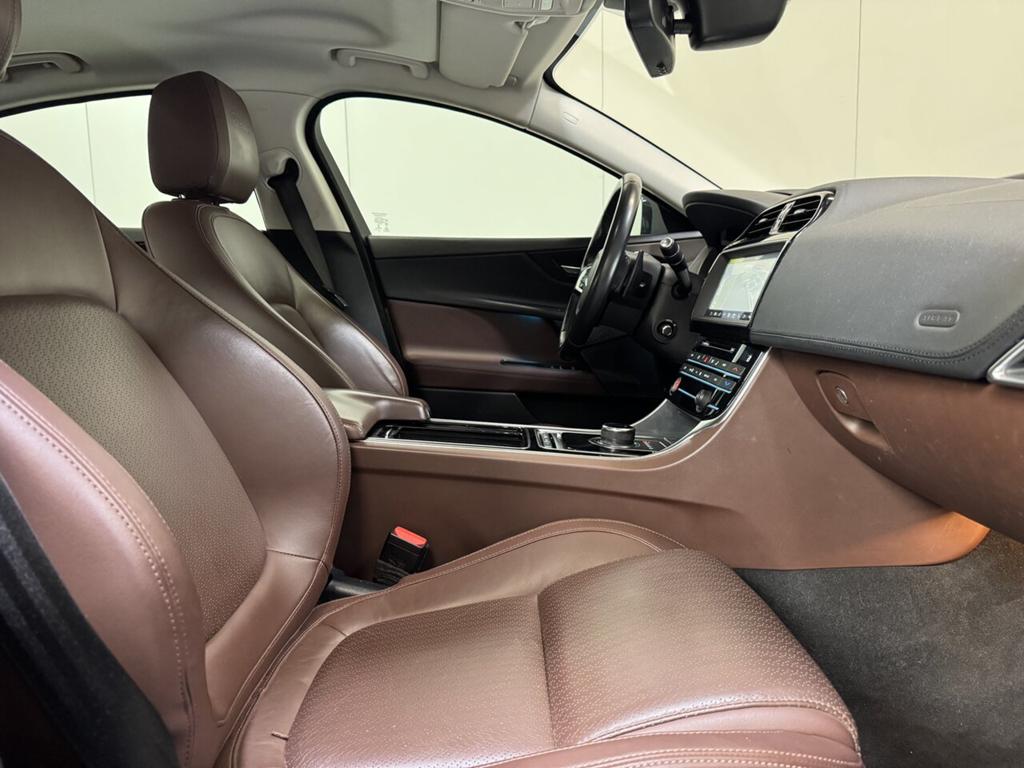 Jaguar XE 2.0 Benzine Autom. - Airco - GPS - Topstaat! 1Ste, Argent ou Gris, Achat, Euro 6, 200 ch