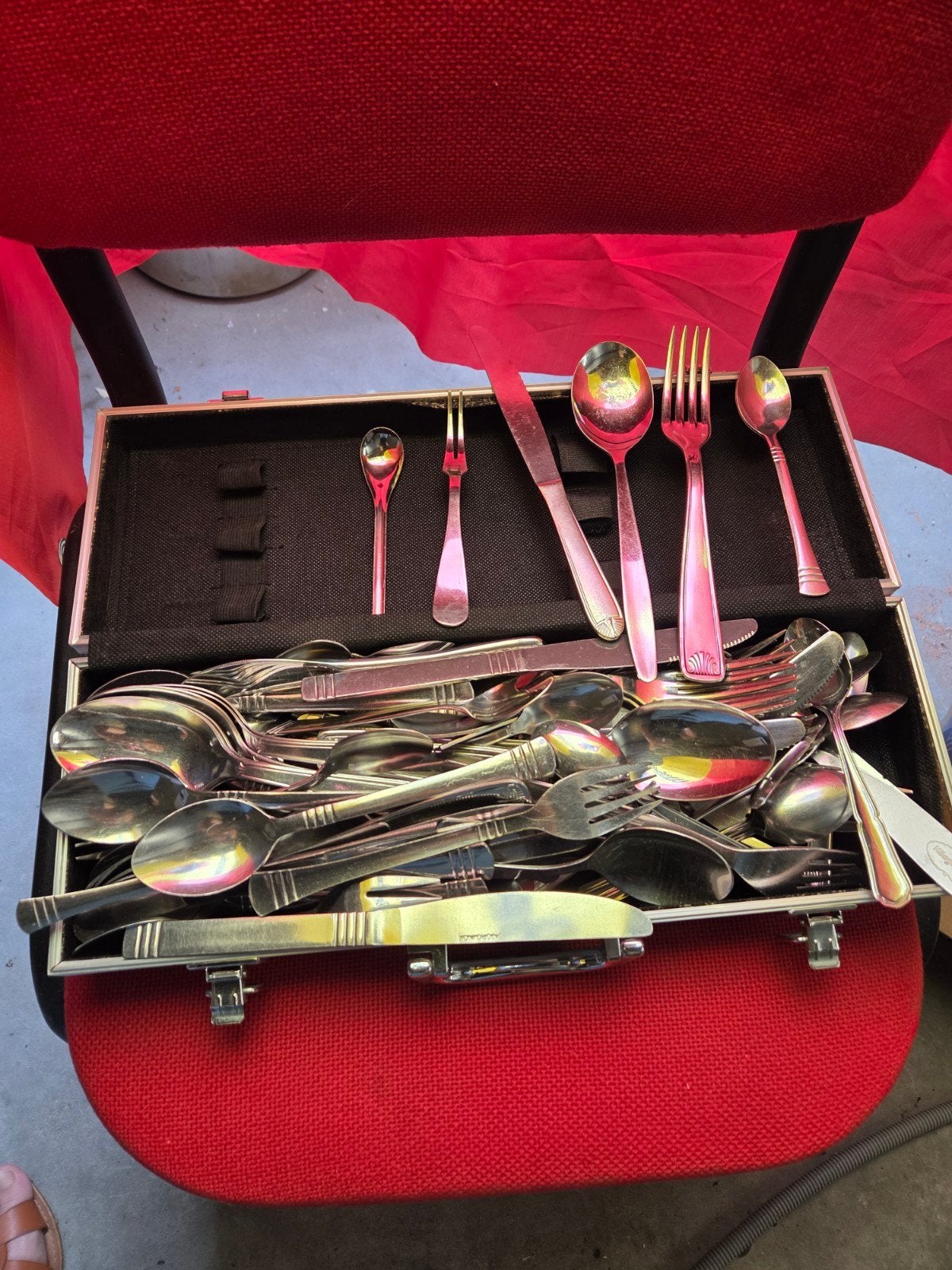 Servies vanalles door elkaar, Ophalen
