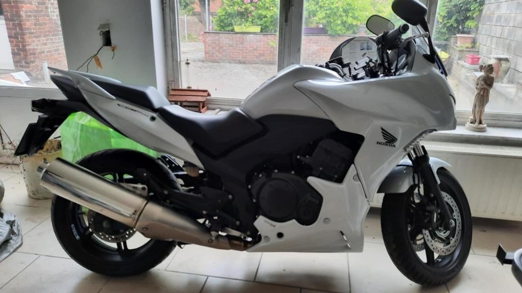 Moto blanche Honda, Particulier