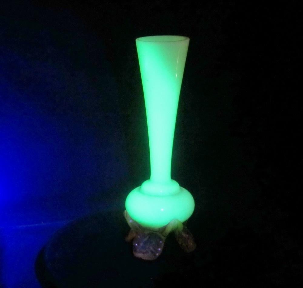 Vase soliflore en verre opalin ouraline antique, Antiquités & Art, Envoi