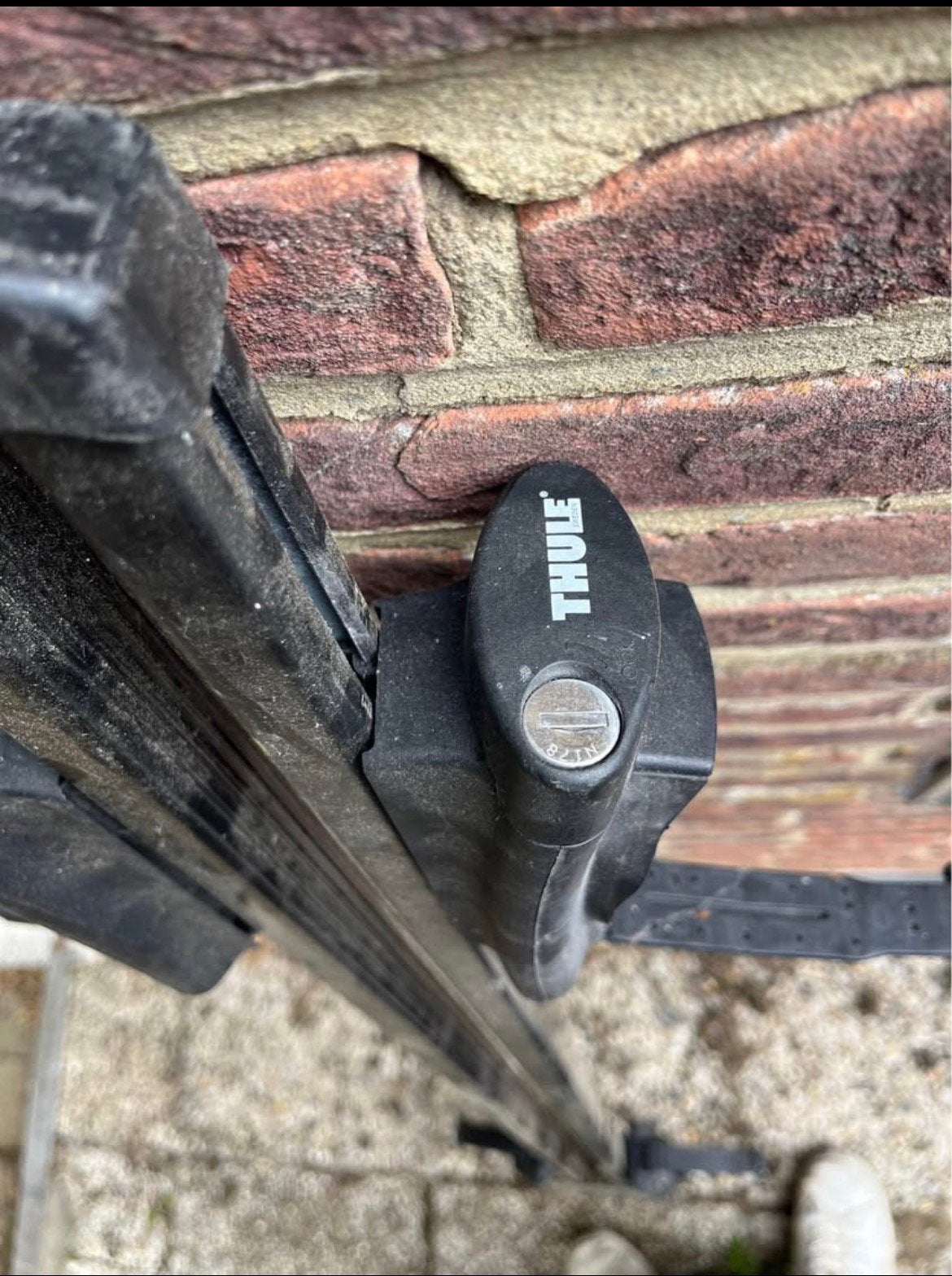 Kit de barres de toit Thule pour rails de toit ouverts, Enlèvement, Utilisé