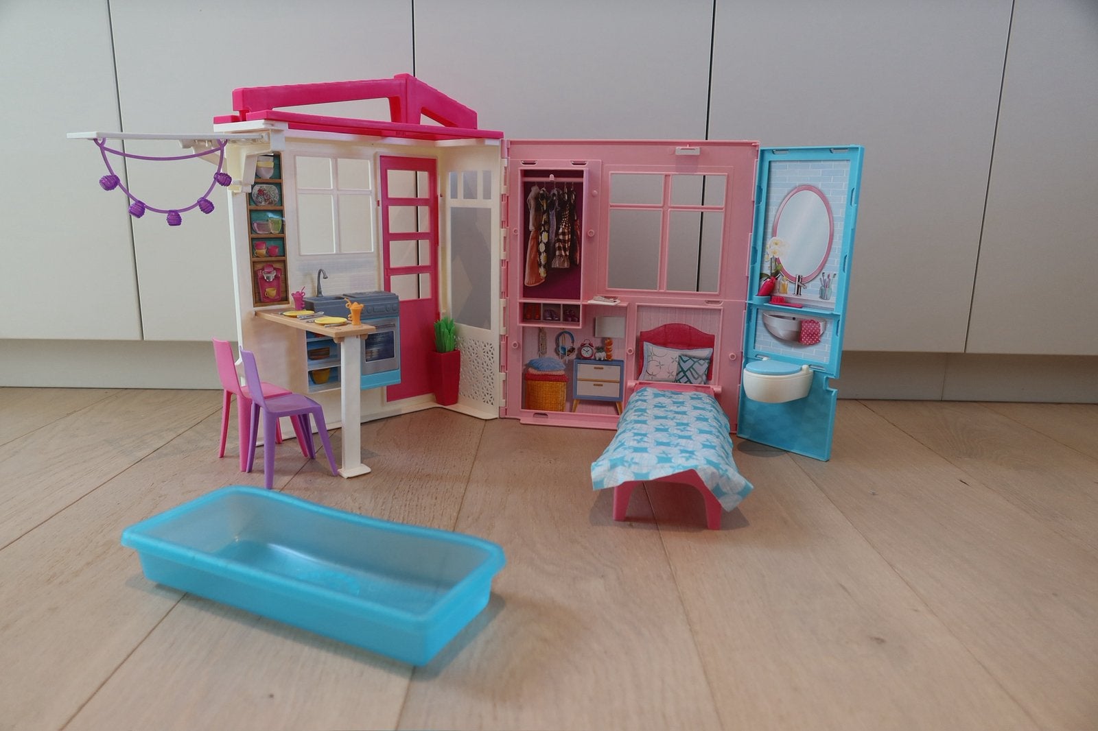 Barbie opvouwbaar vakantiehuis met accessoires, Kinderen en Baby's, Speelgoed | Poppenhuizen, Ophalen, Zo goed als nieuw