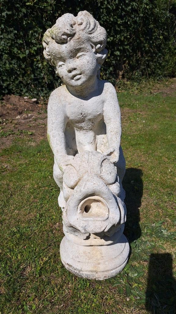 Zwaar tuinbeeld – Putto met vis (waterfunctie), Enlèvement, Béton