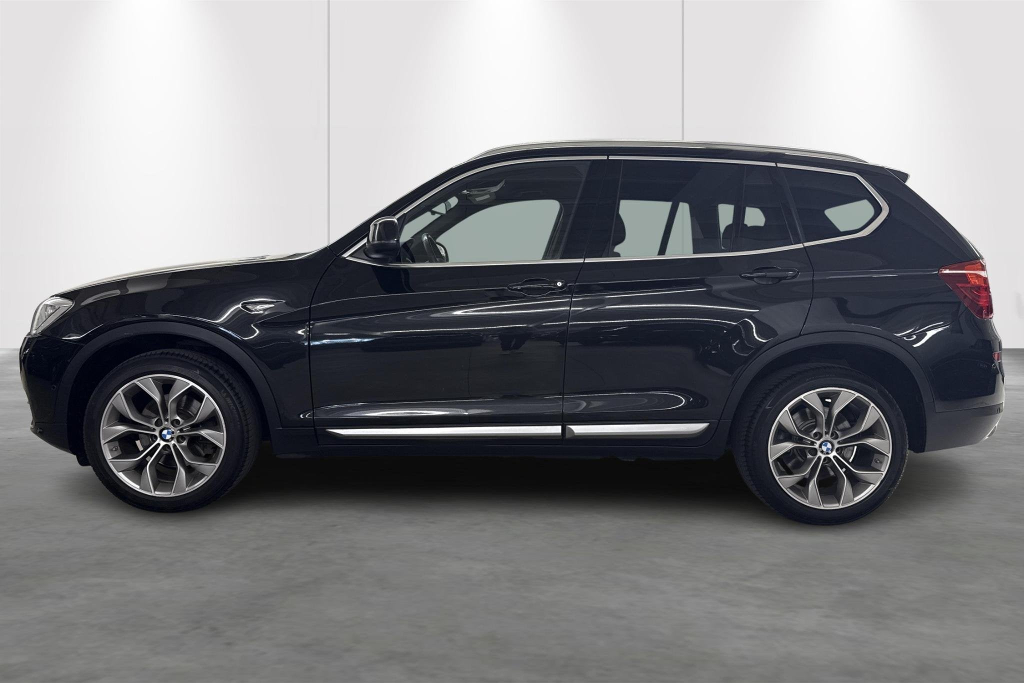 BMW X3 sDrive18dA X-LINE (automatique), 110 kW, 5 portes, Tissu, 1735 kg