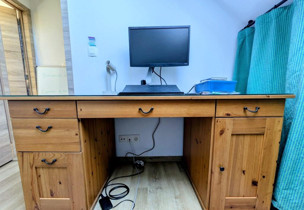 Houten bureau met glazen plaat, Huis en Inrichting, Bureaus, Ophalen, Gebruikt, 150 cm, Hout
