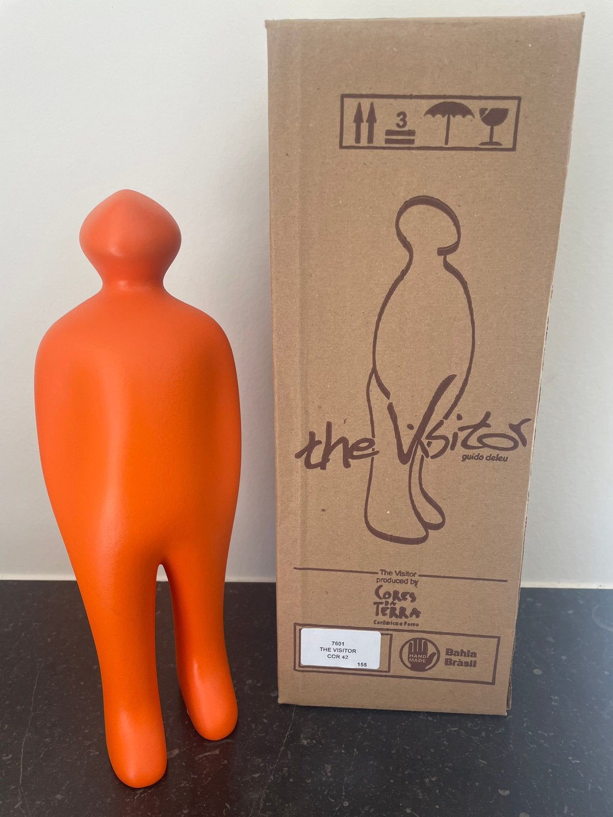 NIEUW*** THE VISITOR beeldje, Antiek en Kunst, Ophalen of Verzenden, 24 cm, Beeld, Oranje