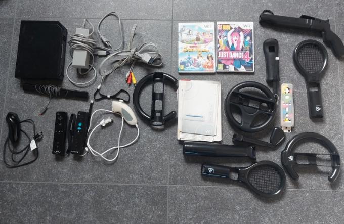 Sortie Nintendo Wii avec 2 jeux et accessoires, Consoles de jeu & Jeux vidéo, Enlèvement ou Envoi, Utilisé, Avec 2 manettes, Avec jeux