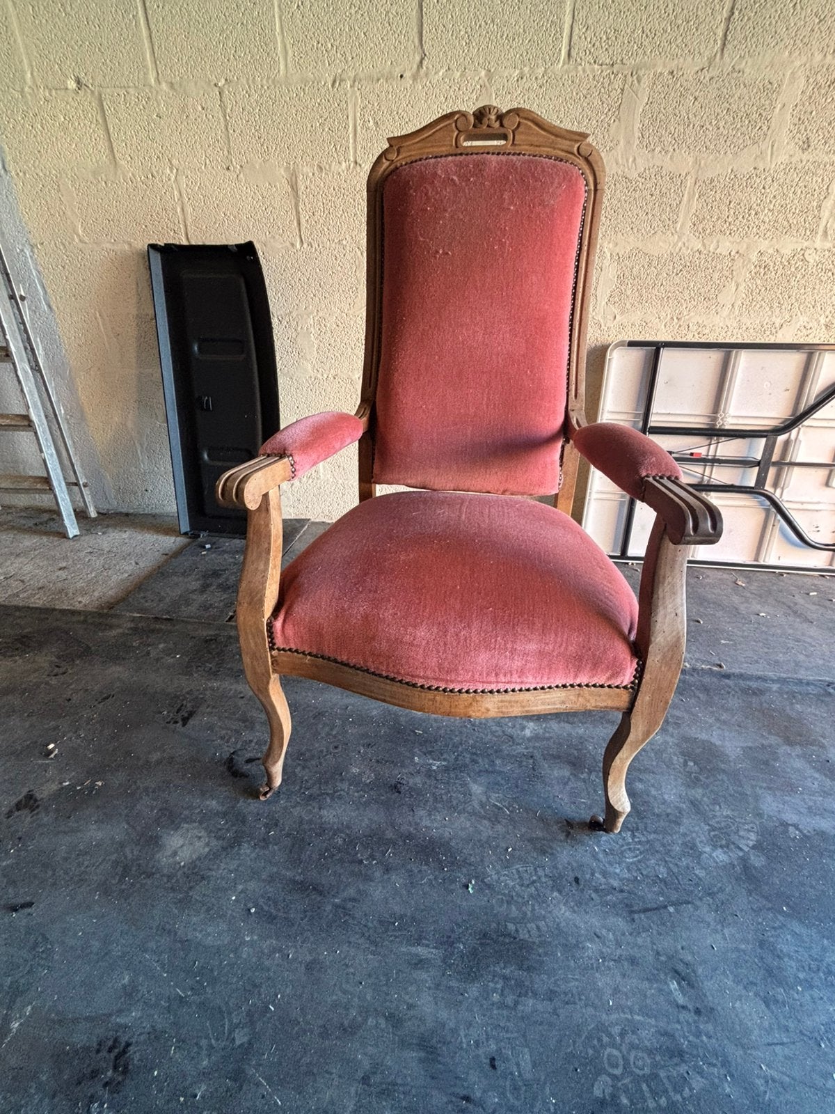 Fauteuil ancien en bois sculpté, Enlèvement