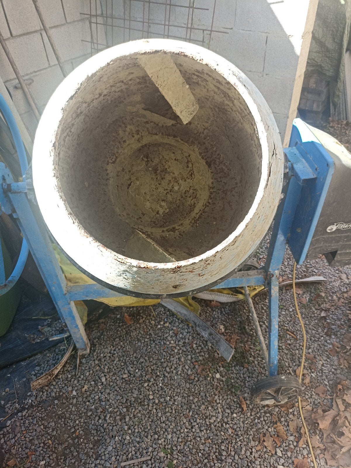 gratis betonmolen met 300 kg betonkiezel en 2 ijzermatten, Doe-het-zelf en Bouw, Betonmolens, Ophalen, Gebruikt