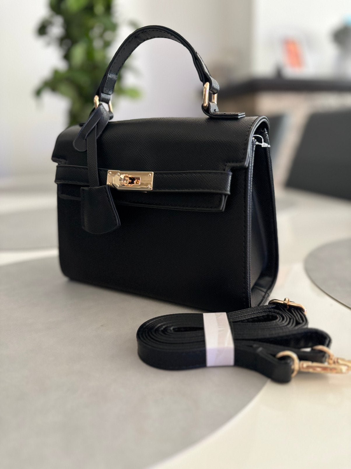 elegante zwarte handtas met goude accessoires, Ophalen of Verzenden, Nieuw, Zwart