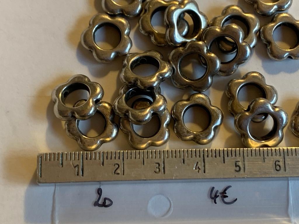 20 metalen bloemetjes kraal, Enlèvement ou Envoi, Neuf, Entretoise ou Perle intermédiaire