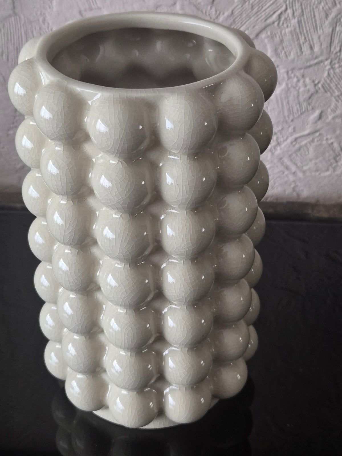 Nieuwe witte keramiek vaas met motief, Huis en Inrichting, Woonaccessoires | Vazen, Ophalen of Verzenden