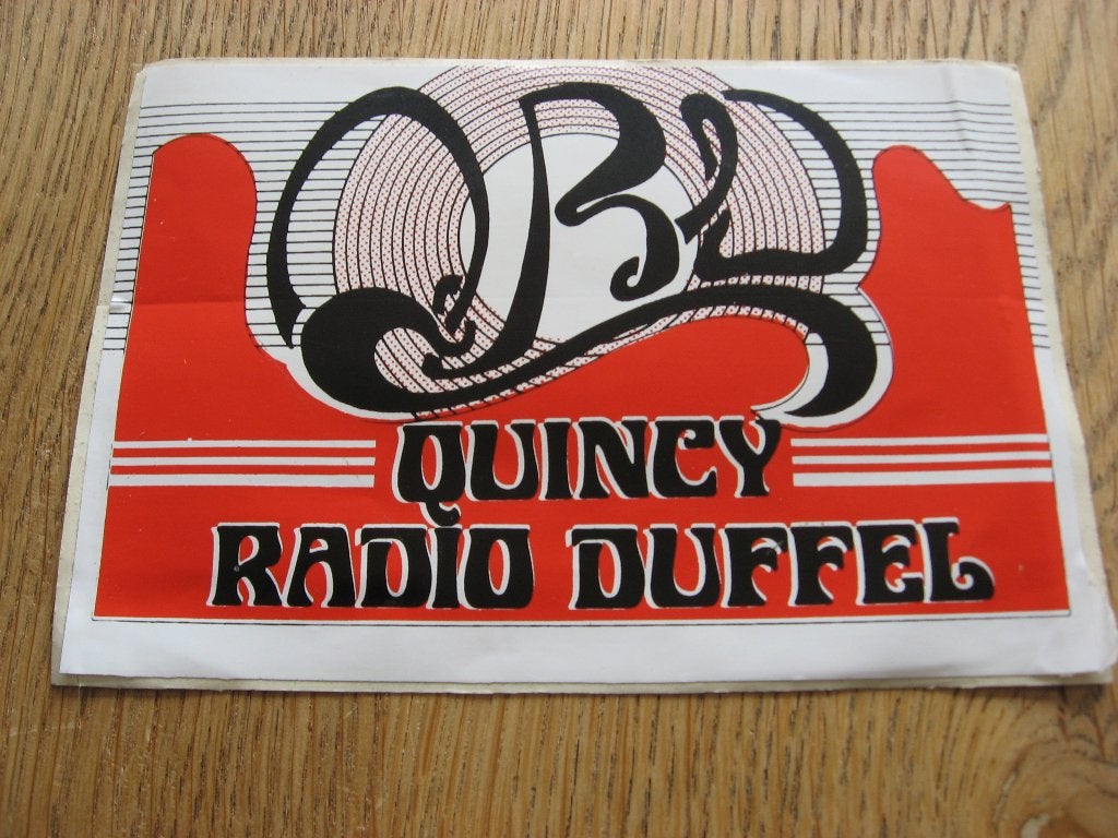 Sticker Quincy Radio Duffel 15,5 x 10,5 cm, Ophalen of Verzenden, Nieuw, Film, Tv of Omroep
