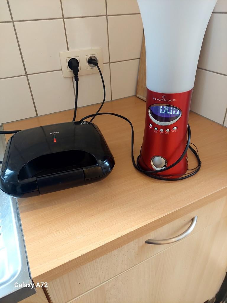 Av grille pain et lampe avec Radio en bon etat, Enlèvement
