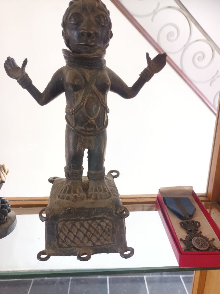 Bronzen beeld Afrikaans, Enlèvement