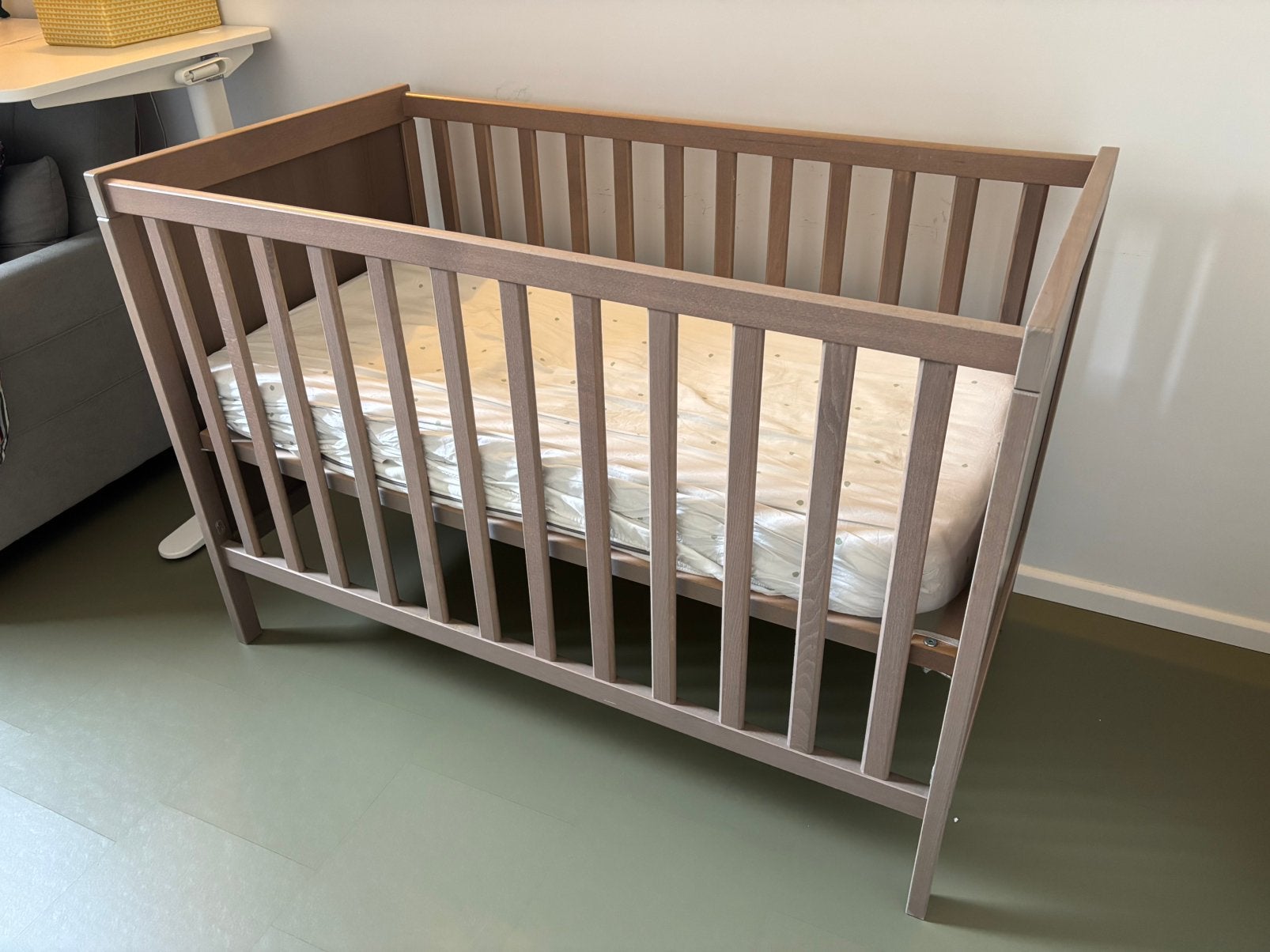 Babybedje + matras Ikea, Kinderen en Baby's, Kinderkamer | Bedden, Ophalen, Zo goed als nieuw, Matras