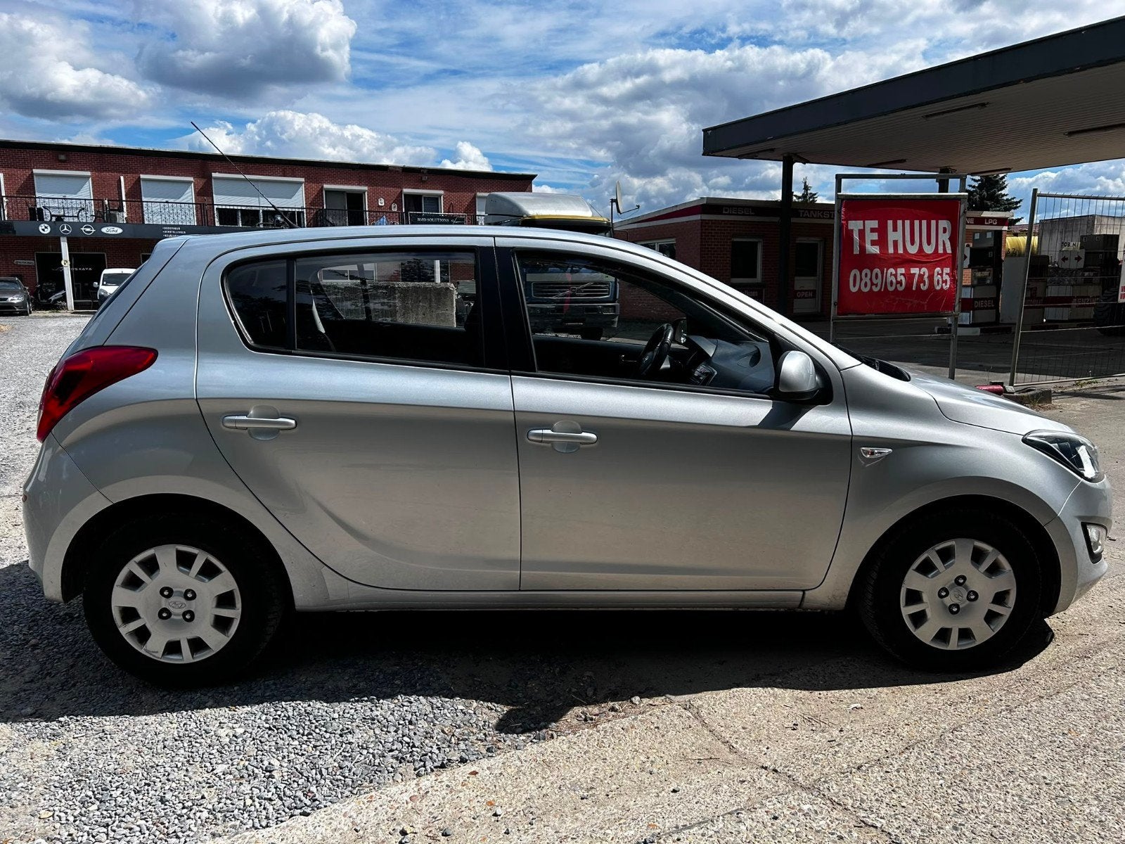Hyundai i20 1.2 benzin km 168.000 bj 2012, Auto's, Voorwielaandrijving, Stof, Zwart, 4 cilinders