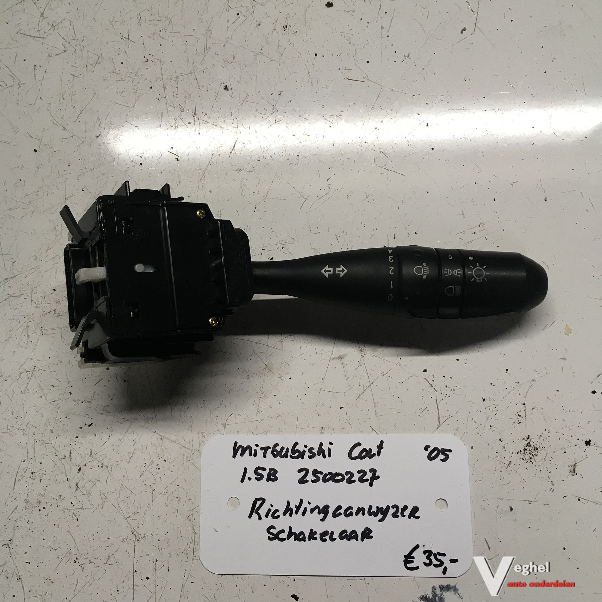 Mitsubishi Colt 1.5B   3drs  kleurcode: 01D 2005 2500227  Ri, -, Utilisé, -, -