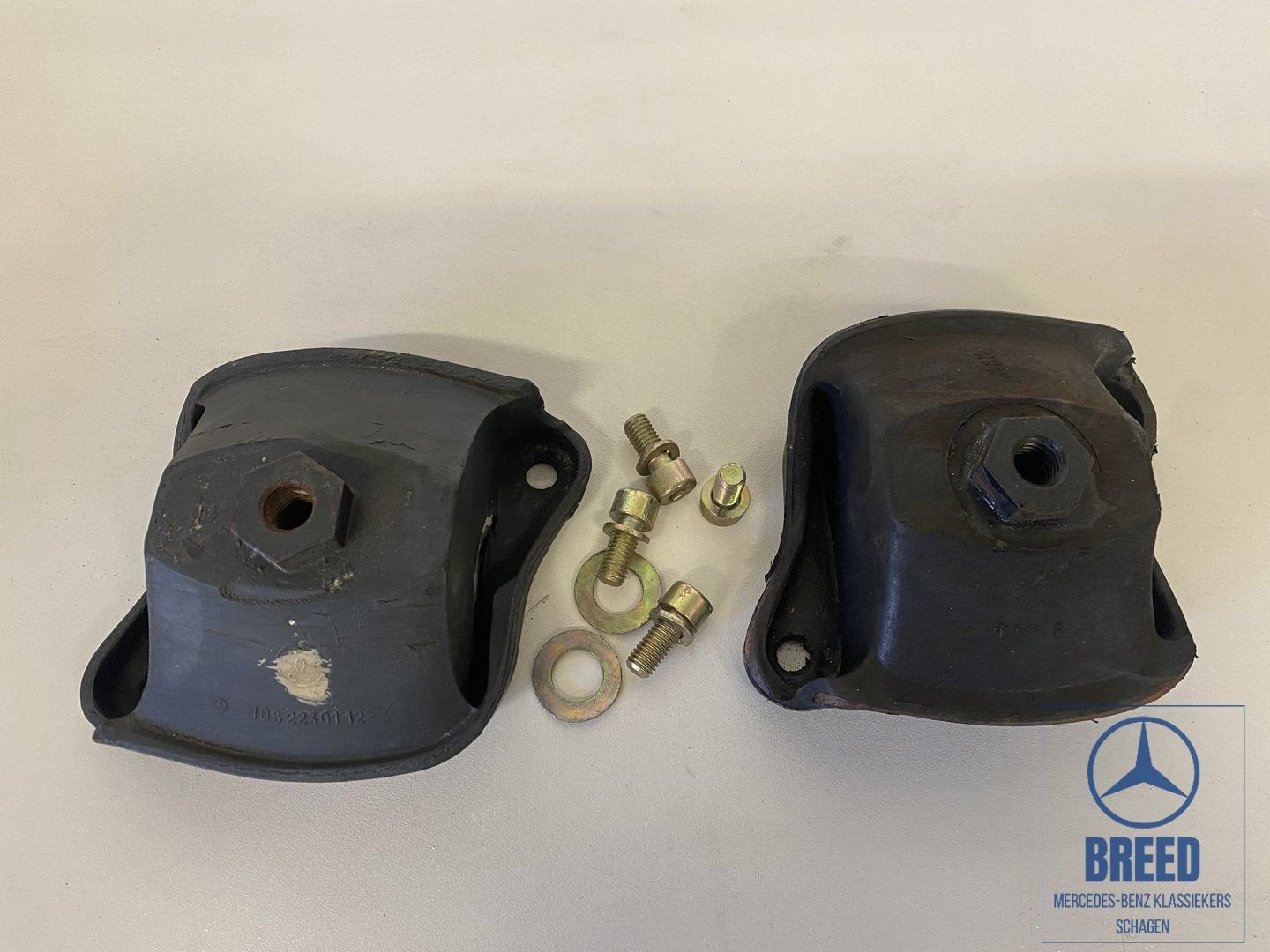 NOS motorsteunenset voor Mercedes-Benz W108 W109 W111, -, Nieuw, Ophalen of Verzenden, -