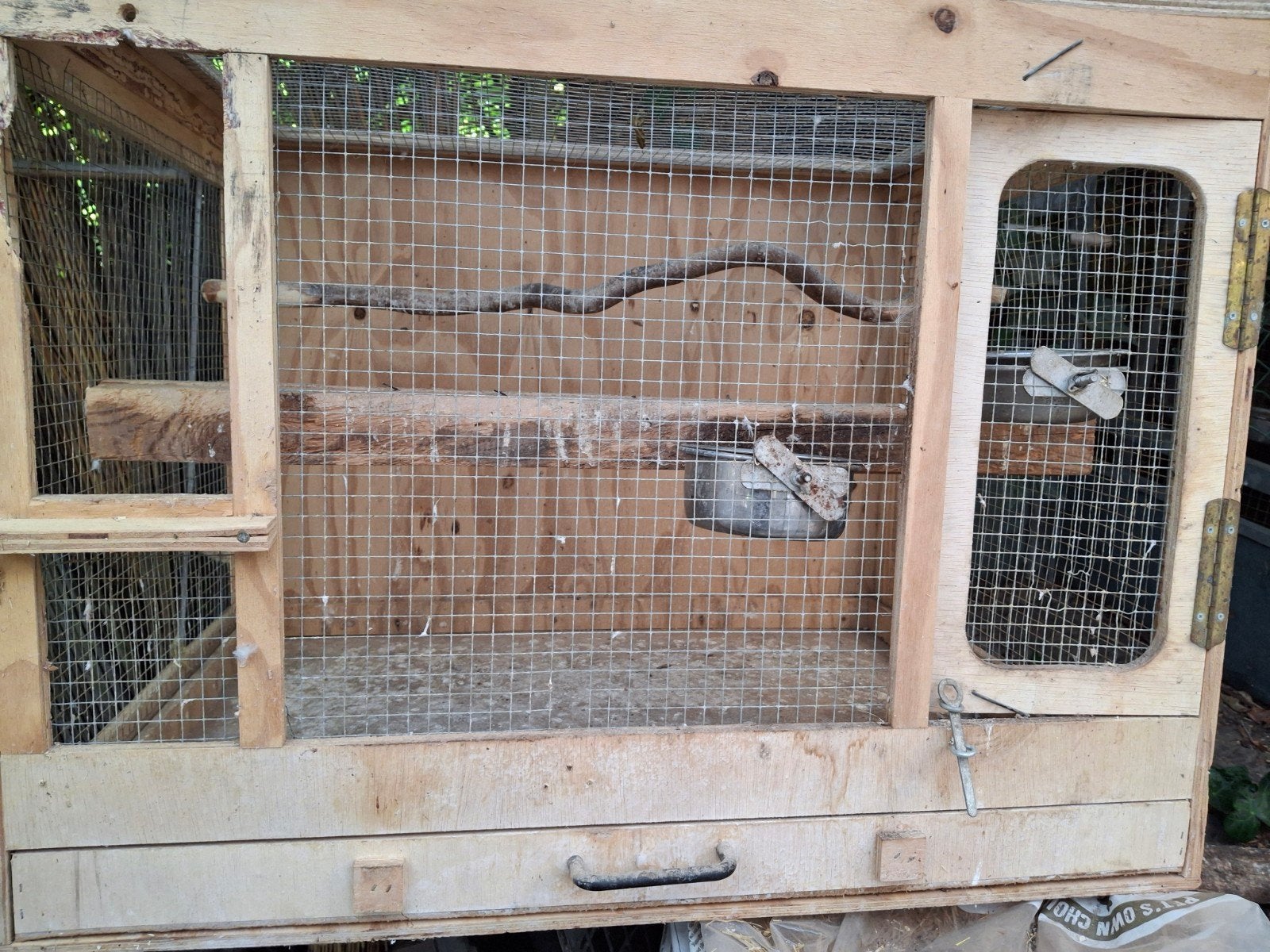 cage d'élevage de perruches, Enlèvement