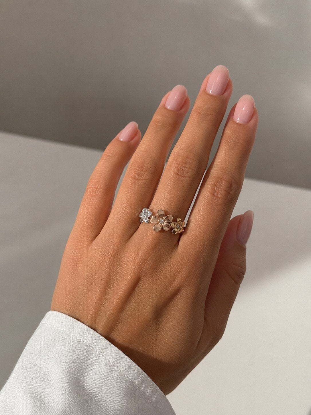 Prachtige fijne ring met Zirkonia en bloemen, Ophalen of Verzenden, Nieuw, 17 tot 18, Zilver