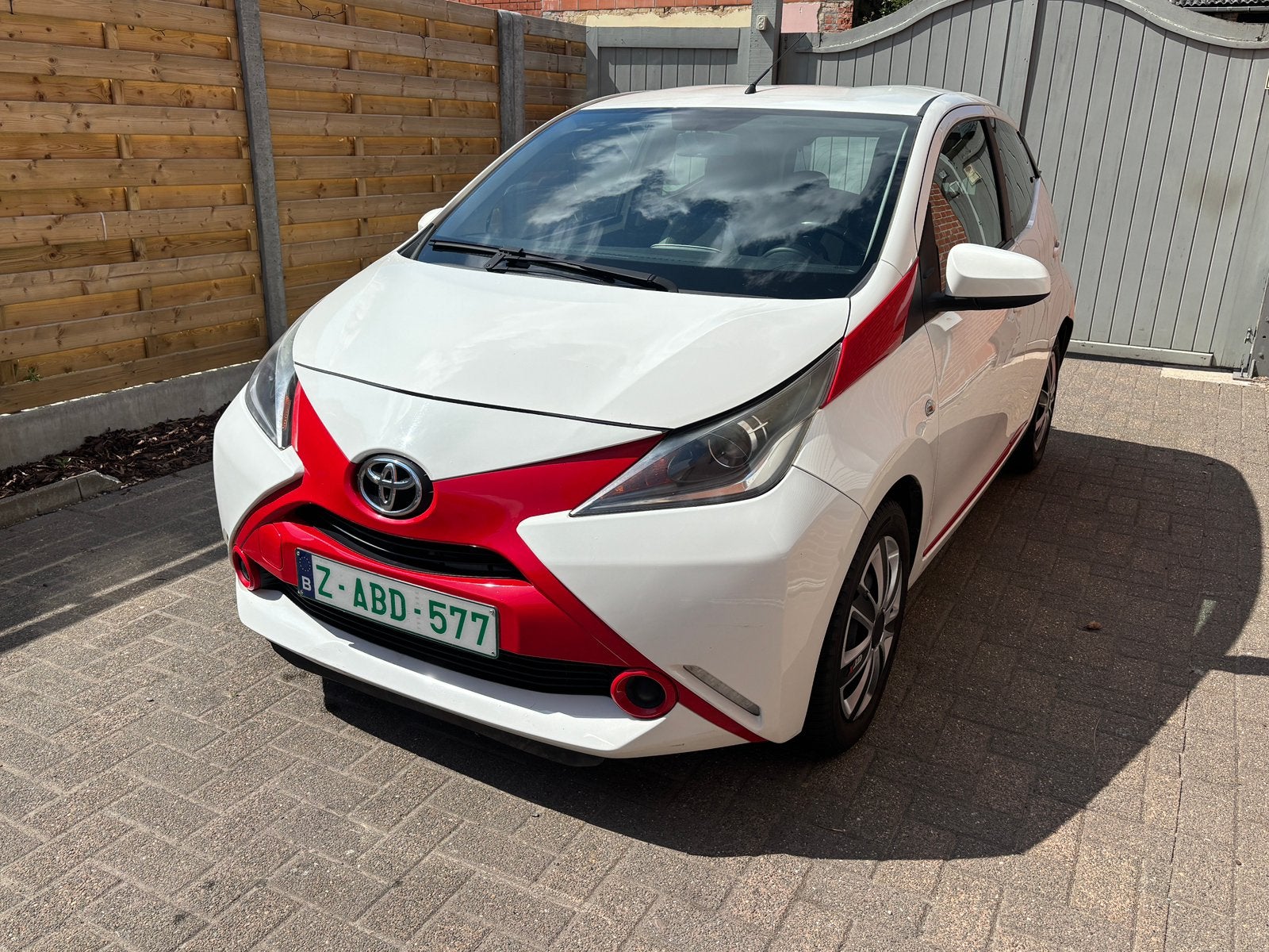Toyota Aygo bouwjaar 2015 Benzine Airco, Auto's, Toyota, Voorwielaandrijving, 4 zetels, Stof, Wit