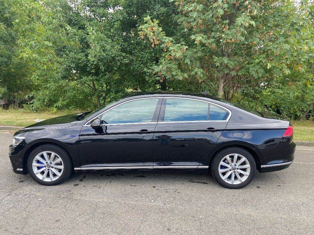 Volkswagen Passat GTE 218 pk DSG – 2020 – 139.000 km, Auto's, Volkswagen, 4 cilinders, Zwart, Dealer onderhouden, 1729 kg