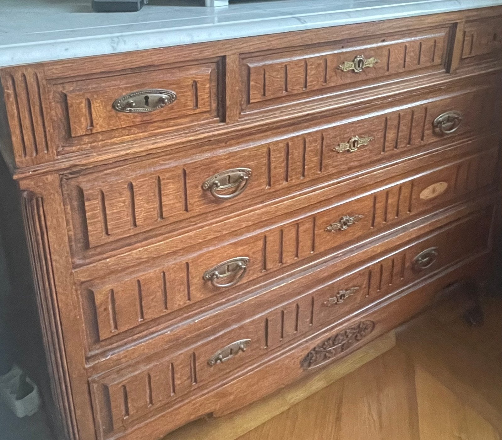 Armoire ancienne avec dessus en marbre., Enlèvement