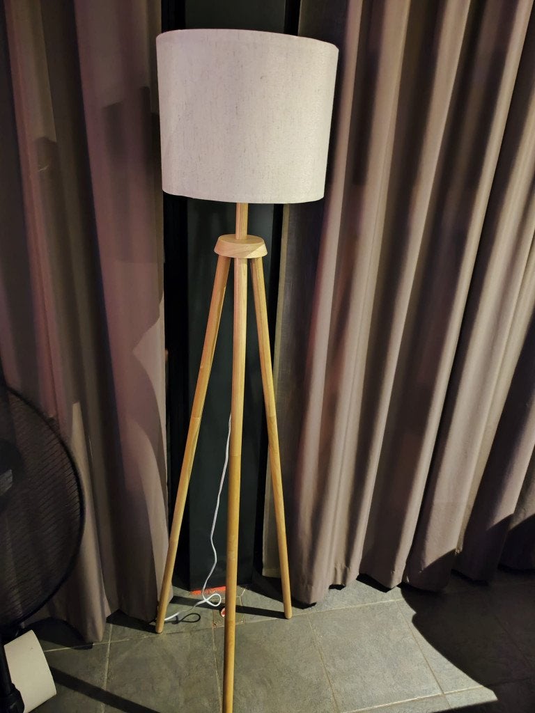 Vloerlamp met houten driepoot en linnen lampenkap, Huis en Inrichting, Lampen | Vloerlampen, Ophalen, 100 tot 150 cm, E27 (groot)