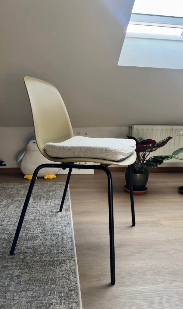 SKĂLSTA chair (stoel) + ĂKERVINDEFLY Chair cushion (kussen), Huis en Inrichting, Stoelen, Ophalen, Overige kleuren, Zo goed als nieuw