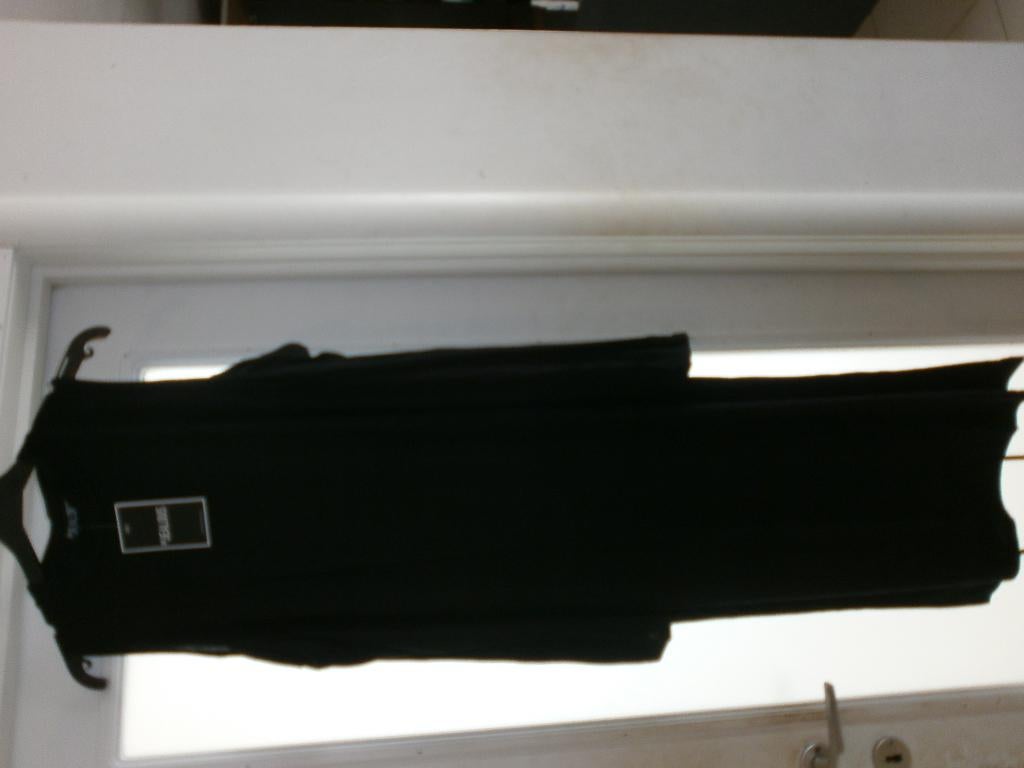 Robe noire manches épaules nues M / L NEUF, Kleding | Dames, Jurken, Maat 38/40 (M), Zwart, Nieuw, Ophalen of Verzenden