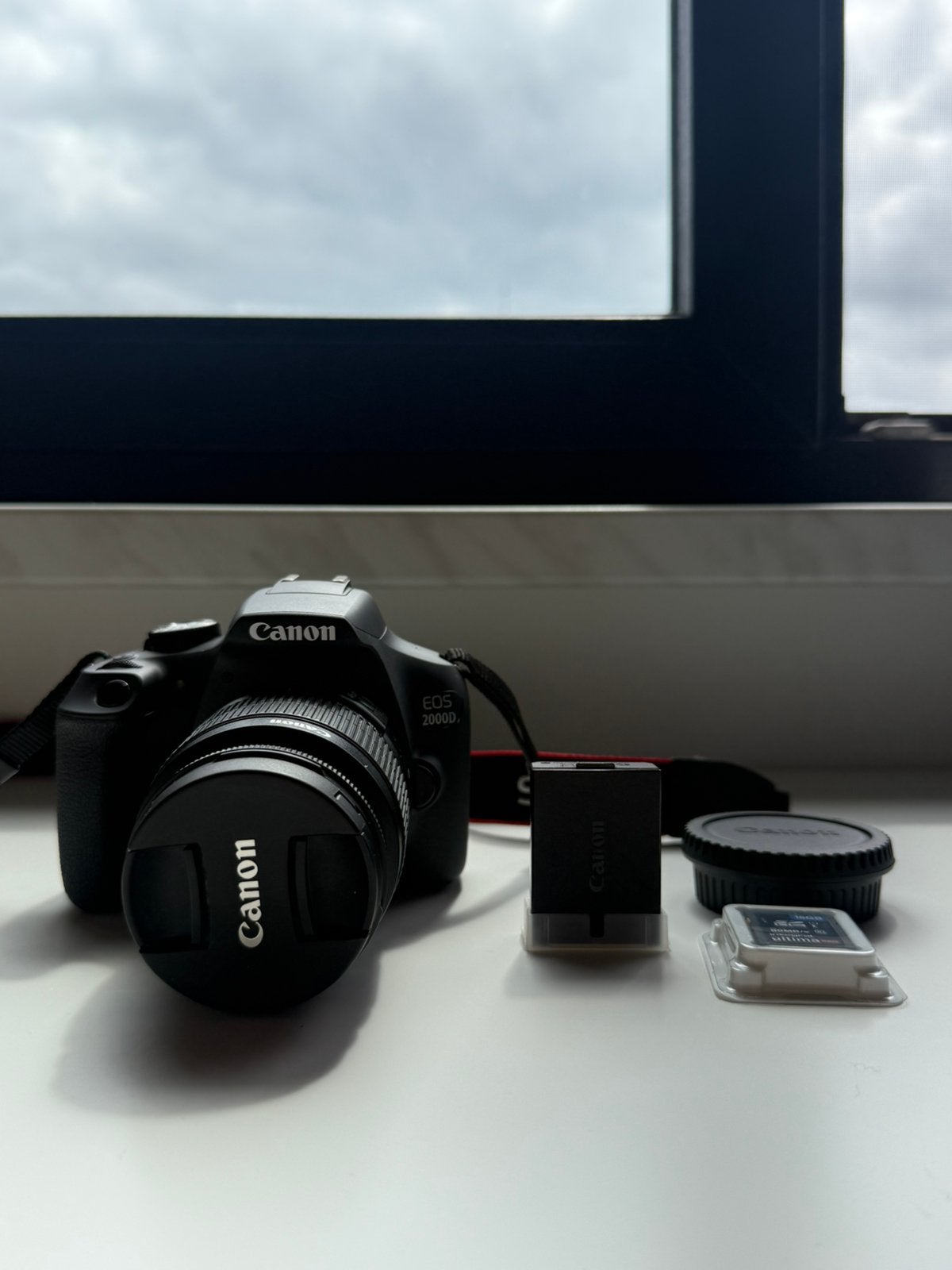 Canon EOS 2000D, Enlèvement, Comme neuf, Batterie, Canon